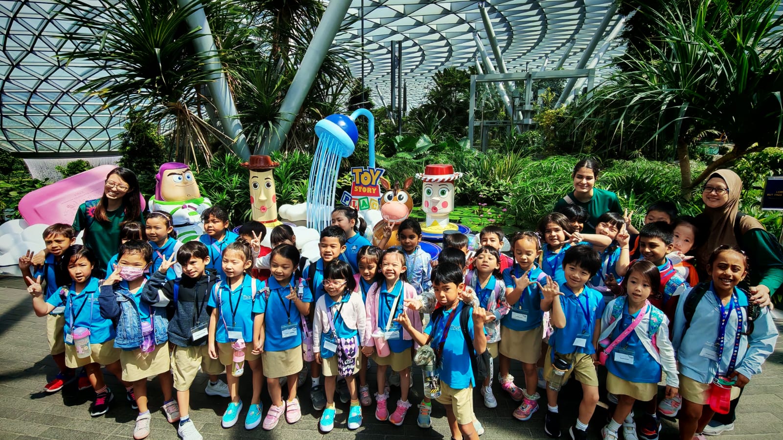 Global Trotter group photo at Jewel